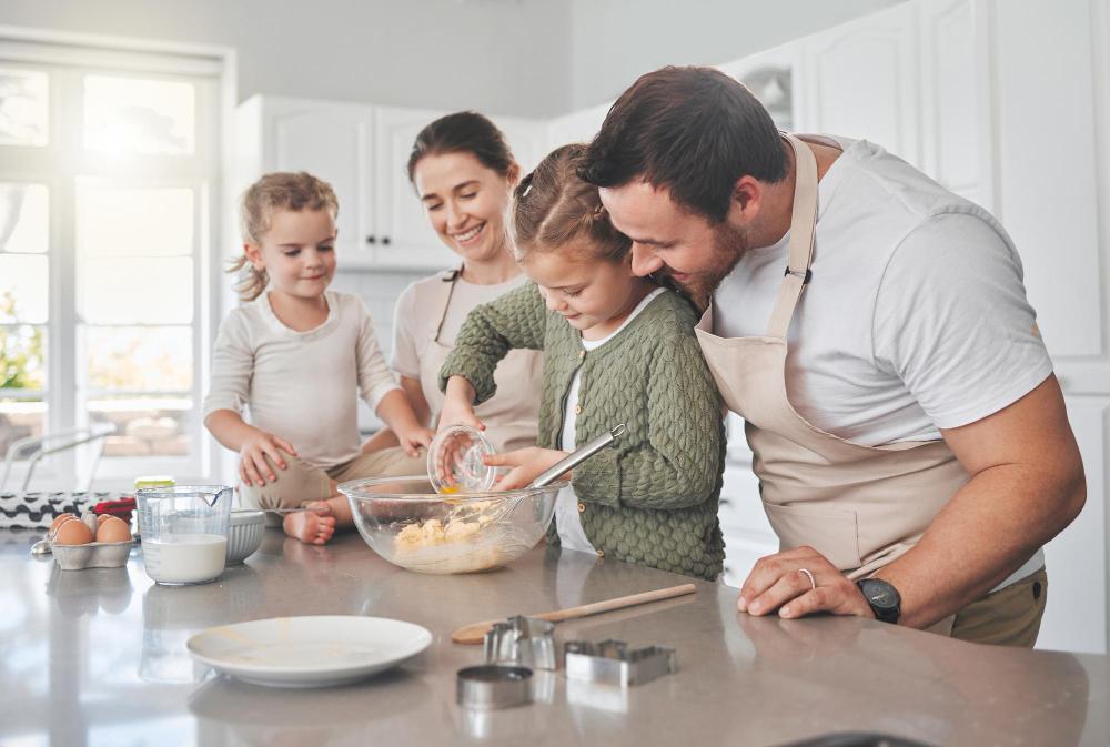 Famille qui cuisine ensemble